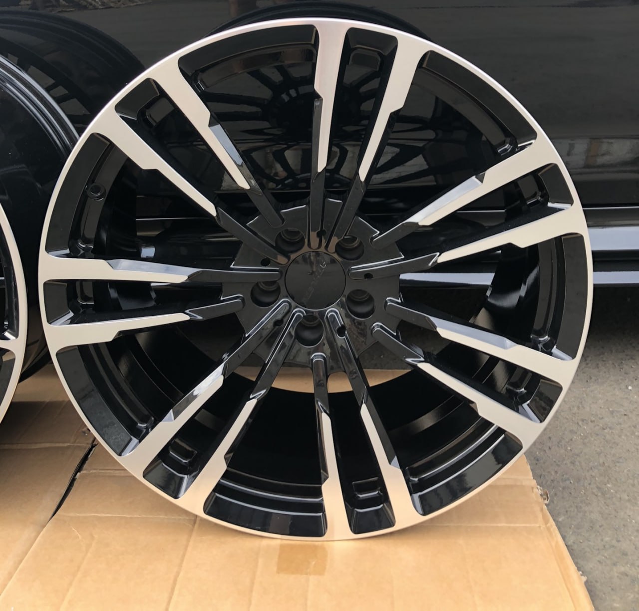 ДискForged &nbsp;BM430&nbsp;9JxR20 PCD5x112 ET39 DIA66.6,&nbsp;глянцевый черный обработанный